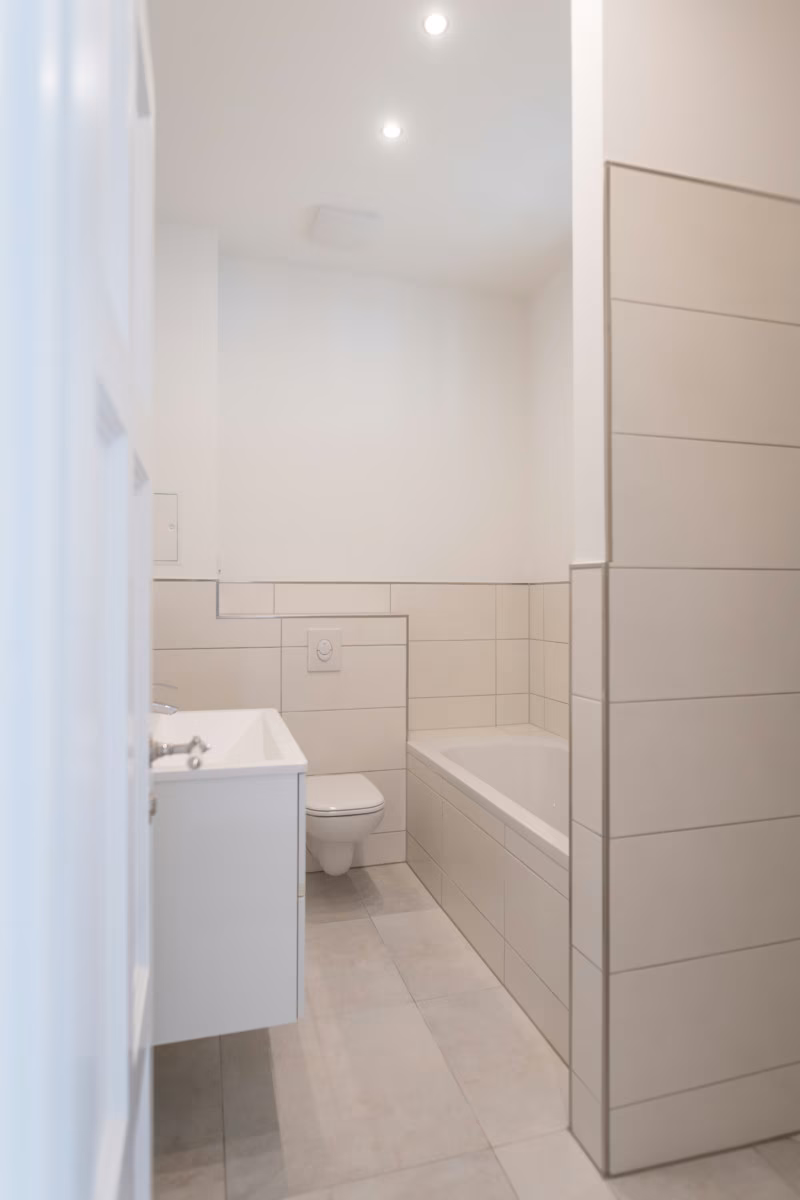 august-bebel-strasse-71-bad-wc-waschbecken-badewanne