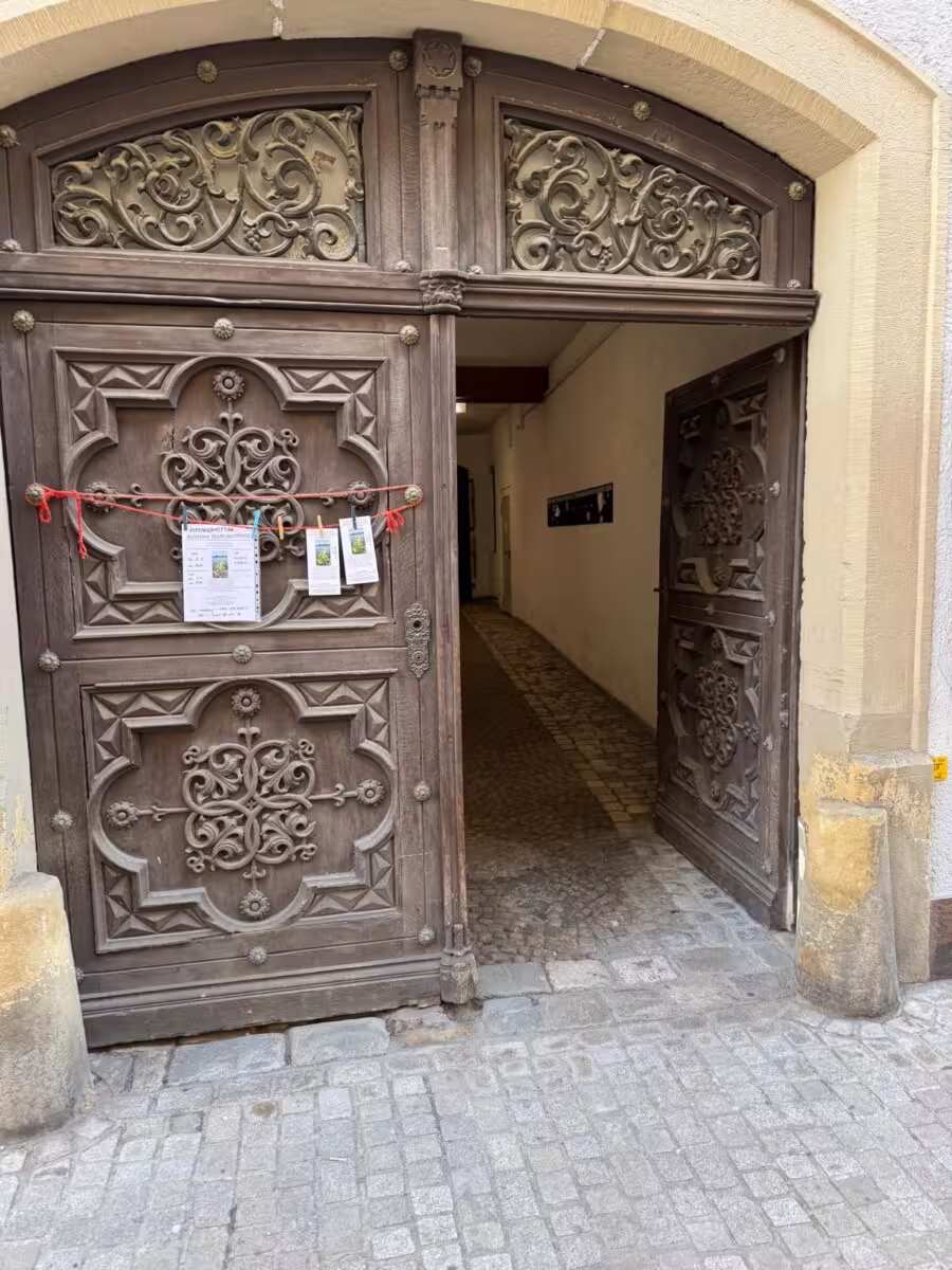 schwarze-baeren-strasse-1-93047-regensburg-eingangstuer